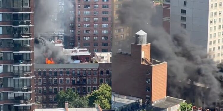 Έκρηξη στο Μανχάταν: Μαύρος καπνός σκέπασε τον ουρανό της Νέας Υόρκης (βίντεο)