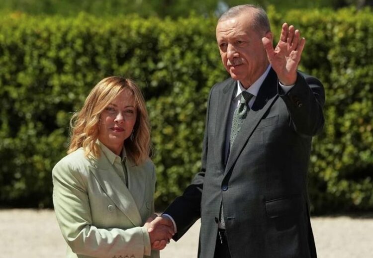 Συμμαχία Ερντογάν – Μελόνι – Ντιμπέιμπα: Τα βρίσκουν στο μεταναστευτικό και θαλάσσια σύνορα – Στο περιθώριο ο Μητσοτάκης και η Ελλάδα