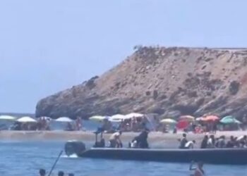 Λουόμενοι κυνηγούν μετανάστες που βγήκαν από βάρκα (βίντεο)