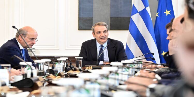 Μητσοτάκης στο Υπουργικό Συμβούλιο: «Μεταρρυθμίσεις με κοινωνικό αποτύπωμα – Η Ελλάδα αλλάζει σε παιδεία, ανάπτυξη και θεσμούς»