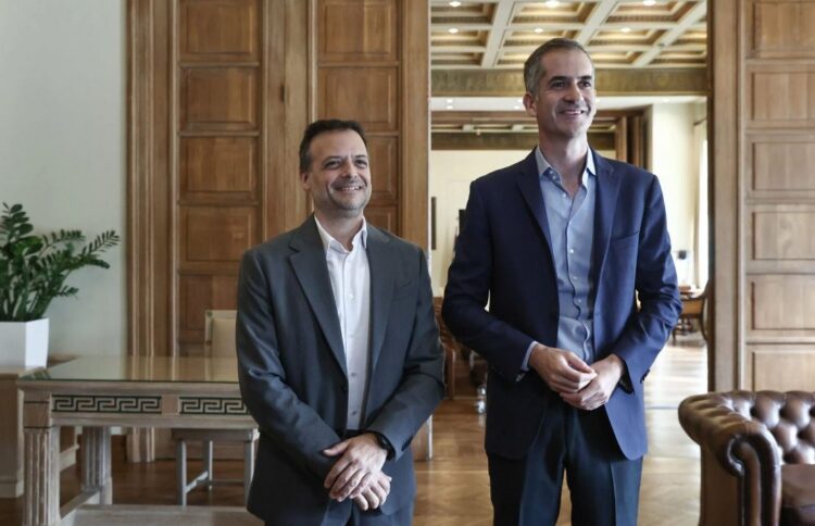 Τρία υπουργεία χτυπούν τον Δούκα για να υπερασπιστούν τον Μπακογιάννη