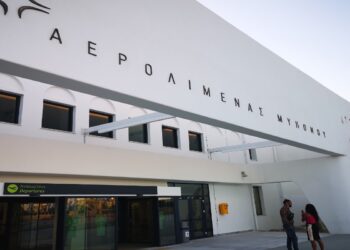 Μύκονος: Αναγκαστική προσγείωση ελικοφόρου αεροσκάφους μετά από ένδειξη για πυρκαγιά