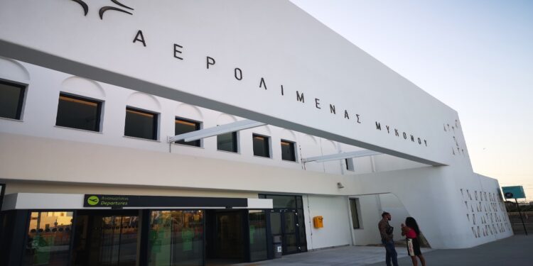 Μύκονος: Αναγκαστική προσγείωση ελικοφόρου αεροσκάφους μετά από ένδειξη για πυρκαγιά