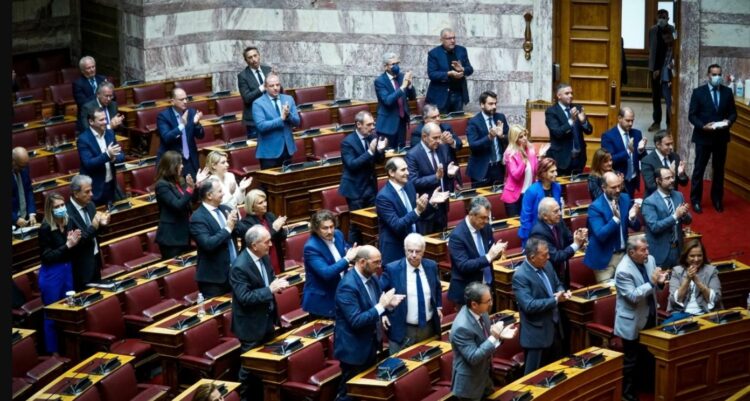 ΝΔ: Δεν μπορούν να βρουν ούτε γραμματέα της κοινοβουλευτικής ομάδας – Ποια ονόματα απέρριψαν;