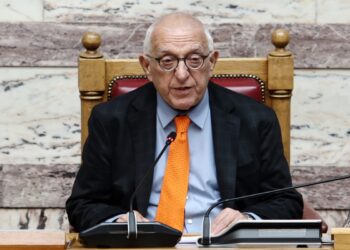 «Μπλοκ» Κακλαμάνη στις ατελείωτες ομιλίες βουλευτών στη Βουλή