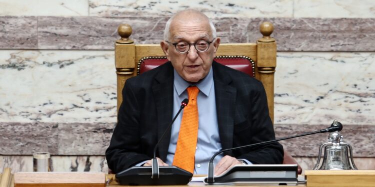 «Μπλοκ» Κακλαμάνη στις ατελείωτες ομιλίες βουλευτών στη Βουλή