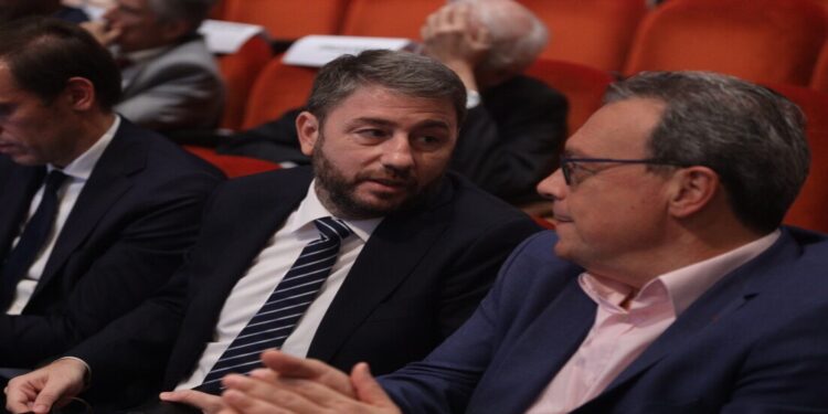 Βουλή: Έρχεται μετωπική για μεταναστευτικό και ΟΠΕΚΕΠΕ – Οι επόμενες κινήσεις ΠΑΣΟΚ και ΣΥΡΙΖΑ 