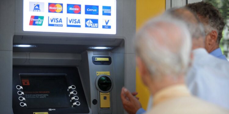«Εγκαίνια» για τις μηδενικές τραπεζικές προμήθειες στα ΑΤΜ – Τι αλλάζει