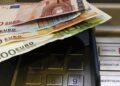 ΑΤΜ – Τράπεζες: Τι αλλάζει από 11 Αυγούστου στις χρεώσεις – Ποιες μηδενίζονται, ποιες μειώνονται σε 1,5 ευρώ