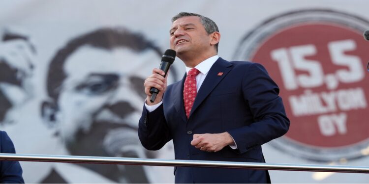 Τουρκία: Νέα δίωξη κατά στελεχών της αντιπολίτευσης – Εισαγγελική έρευνα κατά του Οζγκιούρ Οζέλ