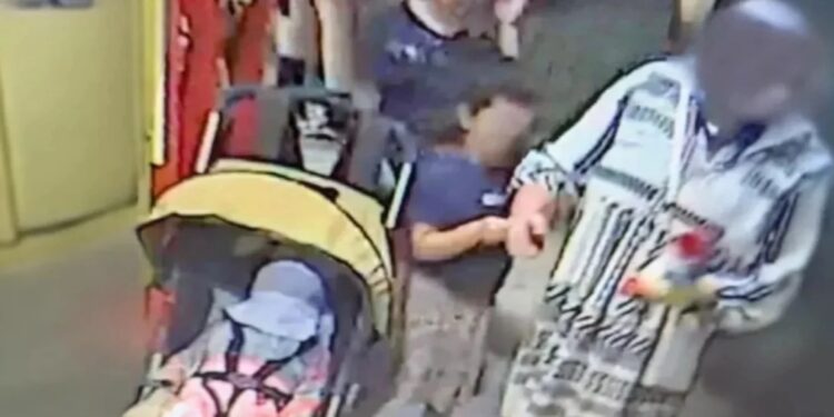 Παλαιό Φάληρο: Εξετάζουν καρέ – καρέ το βίντεο με το κοριτσάκι – Τη μυστηριώδη γυναίκα με το καρότσι και τον οδηγό ταξί αναζητούν οι αρχές