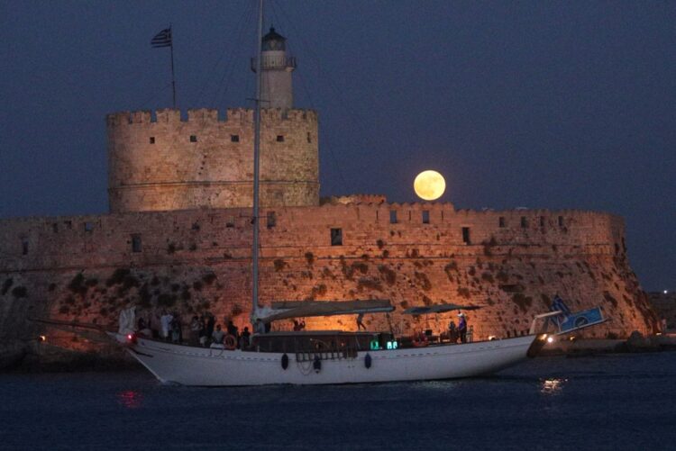 Πανσέληνος Αυγούστου 2025: Ελεύθερη είσοδος σε 114 μουσεία και μνημεία