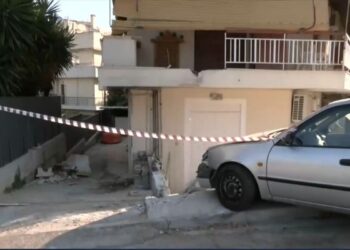 Λεωφορείο έπεσε σε πολυκατοικία στου Παπάγου