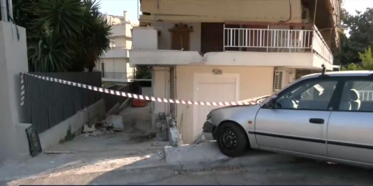 Λεωφορείο έπεσε σε πολυκατοικία στου Παπάγου