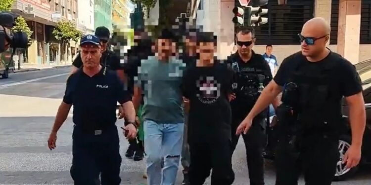 Πάτρα: Στο δικαστήριο ο 19χρονος και ο 27χρονος που κατηγορούνται για εμπρησμό