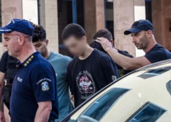 Πάτρα: Εξαγριωμένο πλήθος προπηλάκισε τους δύο συλληφθέντες για εμπρησμό