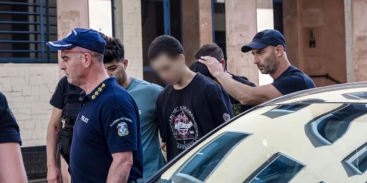 Πάτρα: Εξαγριωμένο πλήθος προπηλάκισε τους δύο συλληφθέντες για εμπρησμό