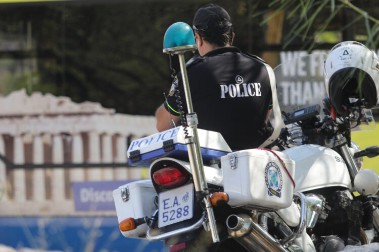 Τσαντάκιας πήγε να κλέψει άνδρα στην Ακρόπολη και κατέληξε στο νοσοκομείο με βαριές κακώσεις