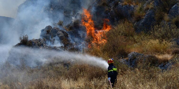 Καιρός: Στο «κόκκινο» 6 περιοχές για ενδεχόμενο πυρκαγιάς τα επόμενα 24ωρα