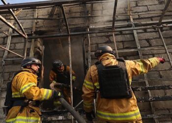 Ρωσία: Φωτιά σε πολυκατοικία μετά από επίθεση ουκρανικών drone