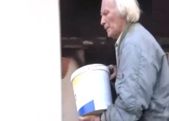 Ελλάδα 2.0: Κάτοικος προσπαθούσε με έναν κουβά να σώσει το σπίτι του στη Φιλιππιάδα