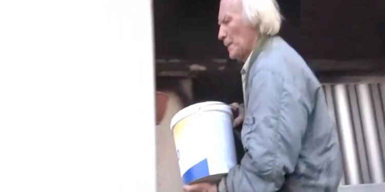 Ελλάδα 2.0: Κάτοικος προσπαθούσε με έναν κουβά να σώσει το σπίτι του στη Φιλιππιάδα