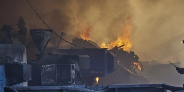 Reuters: Η Ρωσία «κολυμπάει» στο πετρέλαιο αλλά ξεμένει από βενζίνη μετά τις ουκρανικές επιθέσεις στα διυλιστήριά της