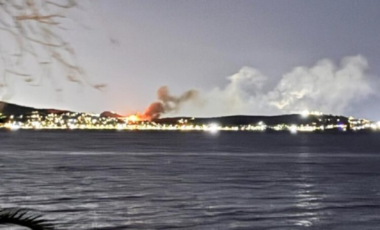 Οριοθετήθηκε η φωτιά στην Σαλαμίνα: Έκαιγε στις αυλές των σπιτιών (βίντεο)