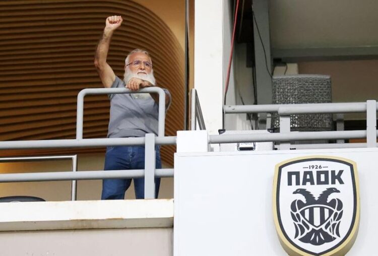 Στην Τούμπα ο Ιβάν Σαββίδης – Τον αποθέωσαν – Τι είπε στους παίκτες