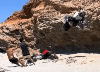 Κάρυστος: Ασυνείδητος οδηγός έκανε όπισθεν και πέταξε σε γκρεμό τρεις μοτοσυκλέτες