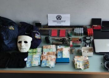 Ταύρος: Συνελήφθη 38χρονος για ενδοοικογενειακή βία – Κατασχέθηκαν πάνω από €8.000, κροτίδες και σπαθί