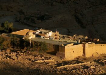 Μονή Σινά: Παραμένει υπό «πολιορκία» απο τους στασιαστές μοναχούς – Με αγωγές απειλεί ο Δαμιανός