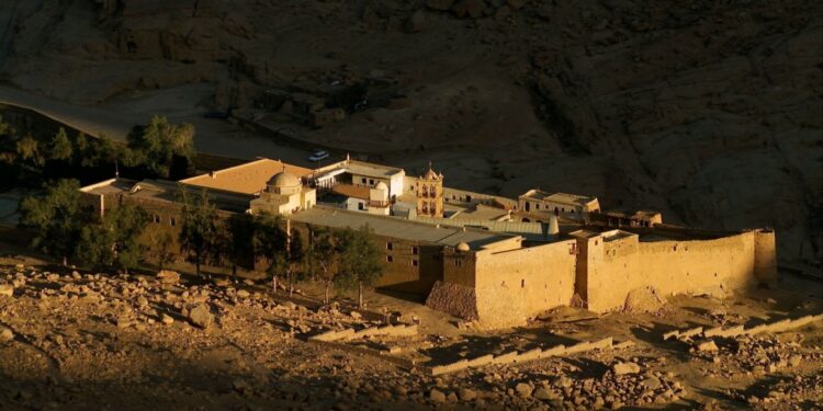 Μονή Σινά: Παραμένει υπό «πολιορκία» απο τους στασιαστές μοναχούς – Με αγωγές απειλεί ο Δαμιανός