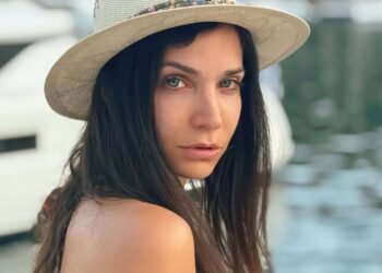 Η Κατερίνα Γερονικολού φωτογραφήθηκε πάνω σε γιοτ στις διακοπές της στην Ιθάκη