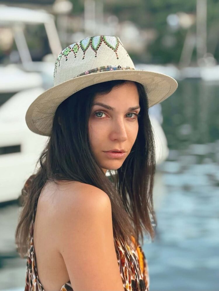 Η Κατερίνα Γερονικολού φωτογραφήθηκε πάνω σε γιοτ στις διακοπές της στην Ιθάκη