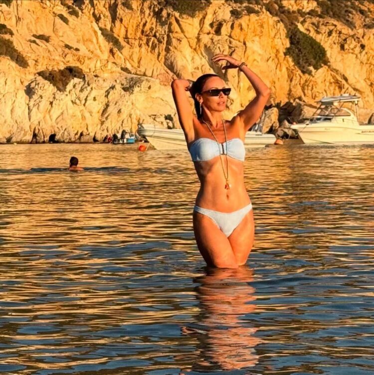 Η Μπέττυ Μαγγίρα κάνει διακοπές στην Πάτμο