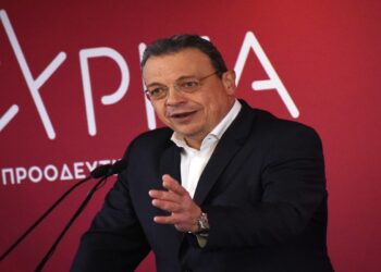 Ο Φάμελλος παίρνει το όπλο του…