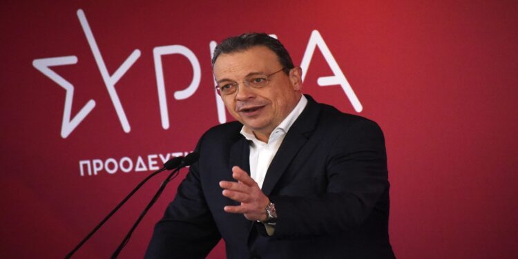 Ο Φάμελλος παίρνει το όπλο του…