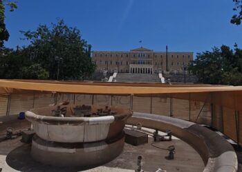 Εργασίες συντήρησης στο σιντριβάνι στη πλατεία Συντάγματος