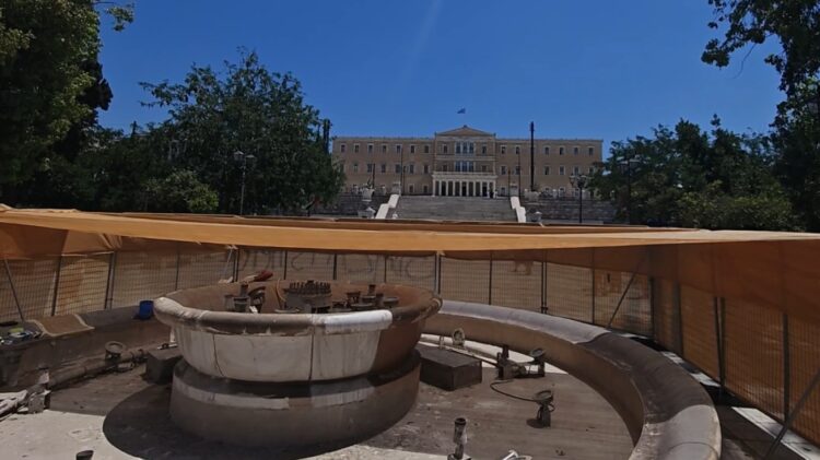 Εργασίες συντήρησης στο σιντριβάνι στη πλατεία Συντάγματος