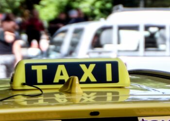 Ομόνοια: Οδηγός ταξί έβγαλε μαχαίρι σε Γάλλους τουρίστες και τους λήστεψε