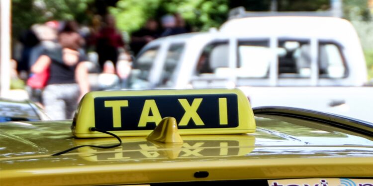 Ομόνοια: Οδηγός ταξί έβγαλε μαχαίρι σε Γάλλους τουρίστες και τους λήστεψε
