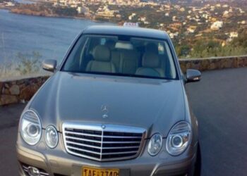 Κρήτη: Απαράδεκτος ταξιτζής πέταξε έξω οικογένεια για πάρει κούρσα τουρίστες