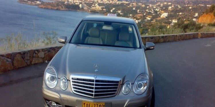 Κρήτη: Απαράδεκτος ταξιτζής πέταξε έξω οικογένεια για πάρει κούρσα τουρίστες