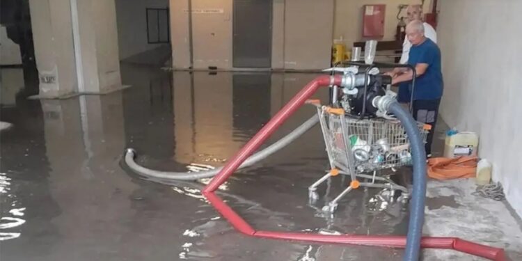 Τρίκαλα: Πλημμύρες μετά από έντονη βροχόπτωση – Τεράστια προβλήματα στο Γενικό Νοσοκομείο