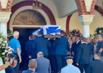 Το ύστατο χαίρε στον Απόστολο Βεσυρόπουλο - Κοσμοσυρροή στον ναό (φωτό)