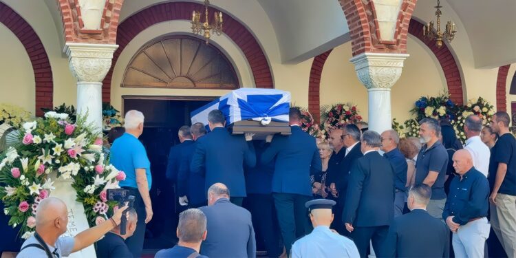 Το ύστατο χαίρε στον Απόστολο Βεσυρόπουλο - Κοσμοσυρροή στον ναό (φωτό)