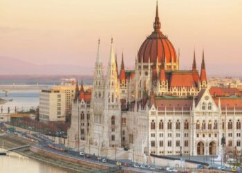 Politico: Η Βουδαπέστη πρώτη επιλογή για πιθανή τριμερή συνάντηση Τραμπ – Πούτιν – Ζελένσκι