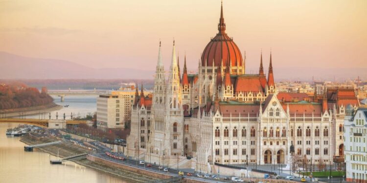 Politico: Η Βουδαπέστη πρώτη επιλογή για πιθανή τριμερή συνάντηση Τραμπ – Πούτιν – Ζελένσκι