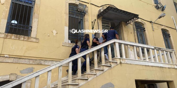 Χανιά: Στον ανακριτή ο 56χρονος που μαχαίρωσε 10 φορές τη σύντροφό του
